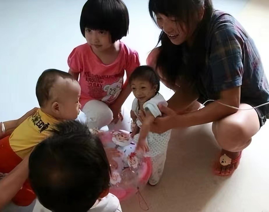 袖珍人梁小小刚刚出生的样子,袖珍女孩梁小小现在长大的样子