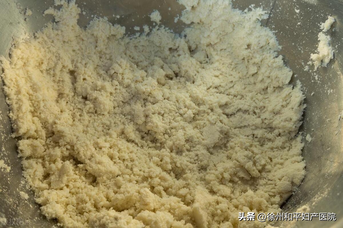 牛油果内部褐色洞,牛油果中间的褐色东西是什么