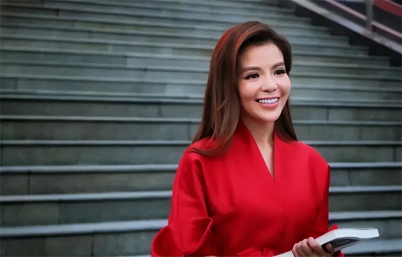 央视主持朱迅：17岁患癌，34岁患重疾，不惧谣言自称要活到90岁