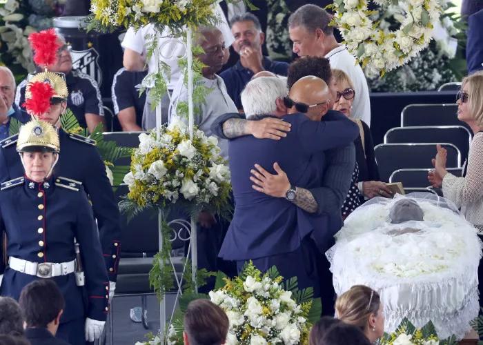 “球王”贝利,安息之地由14层楼组成,有14000个拱顶,他选9楼