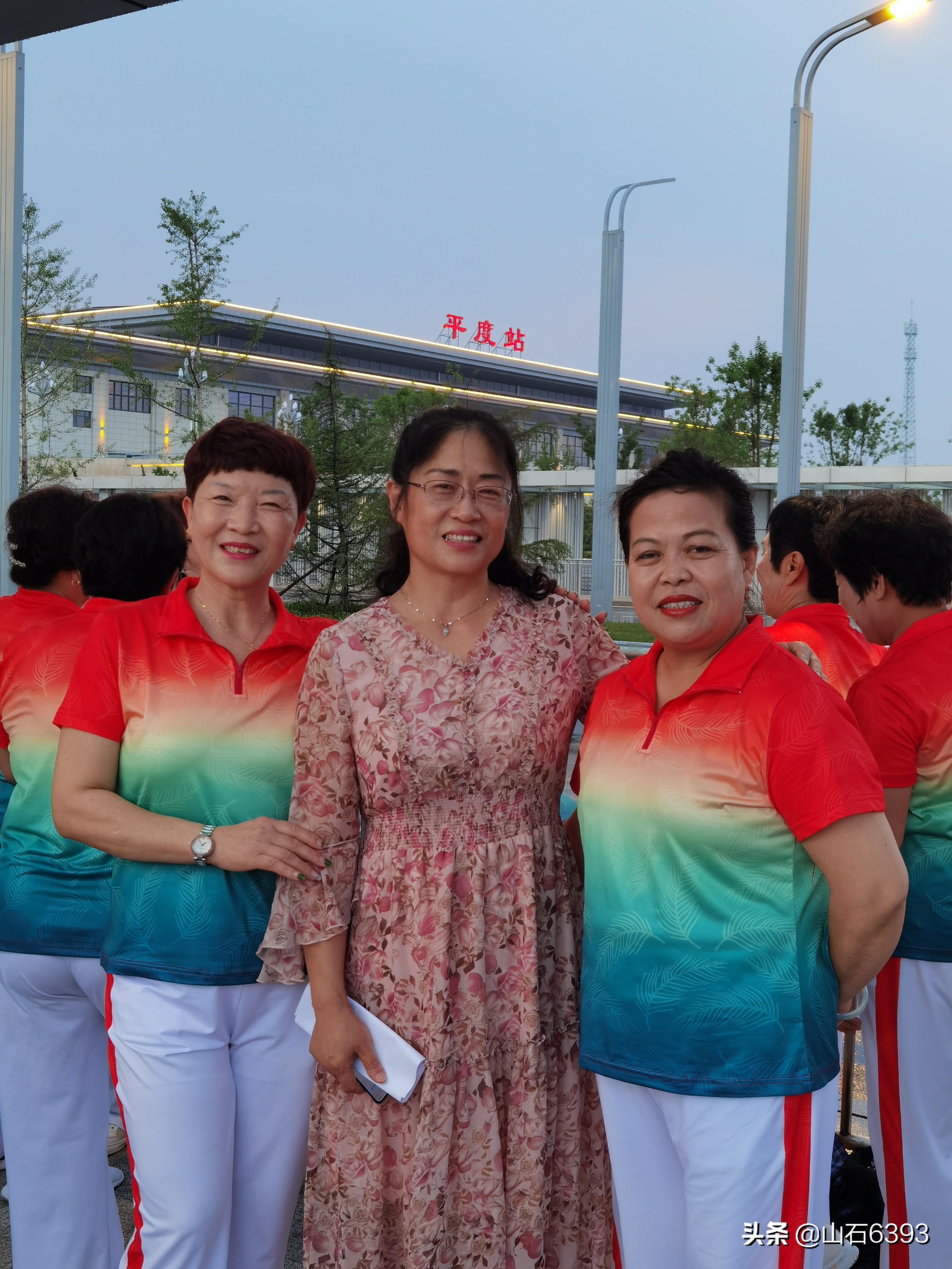 张梅：平度高铁站广场上的庆七一文艺汇演“花絮”～“雨前”幕后