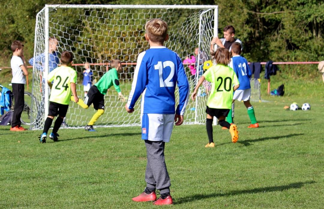 孩子非常热爱足球怎么帮助他,孩子踢球怎样让教练多给予鼓励呀