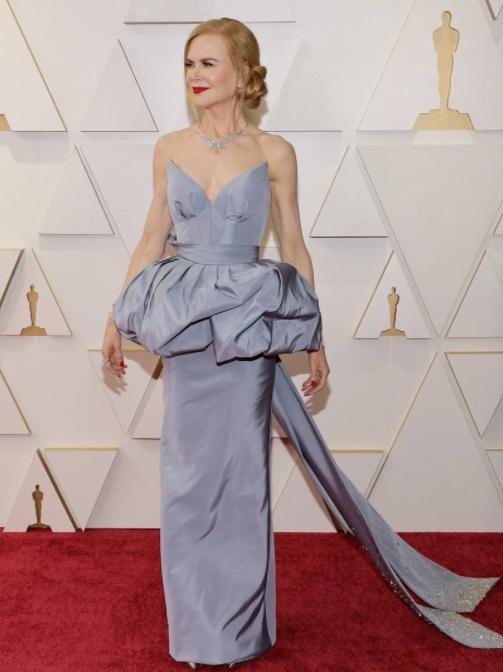 奥斯卡造型太浮夸!有人戴400万钻石手镯,有人胸口仅一条布带