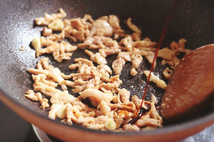 炒肉丝,要想肉丝不柴不腥,嫩滑如豆腐,大厨教你3招,别不知道