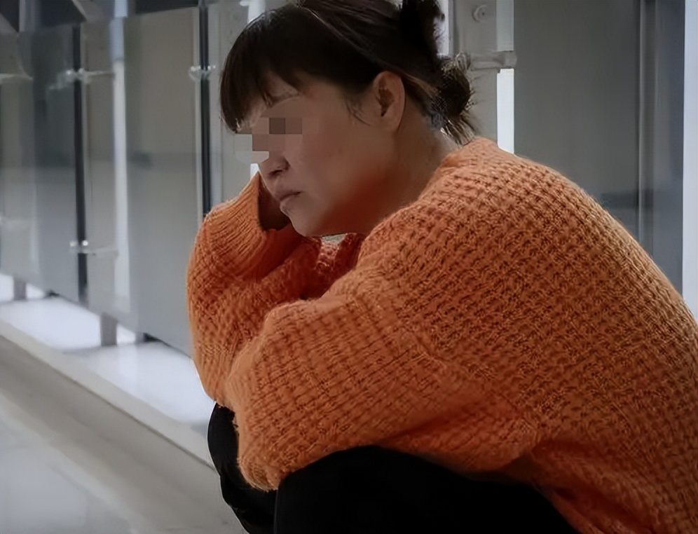 男子被收养多年的狗咬到忍痛遗弃,男子收养100多只被人贩子抓走的狗