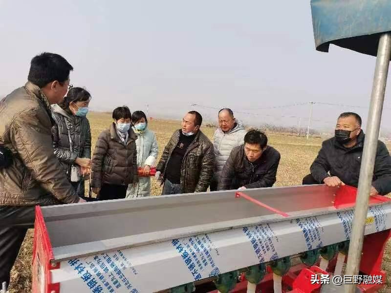 巨野县农广校：早春人不闲跟踪服务在田间