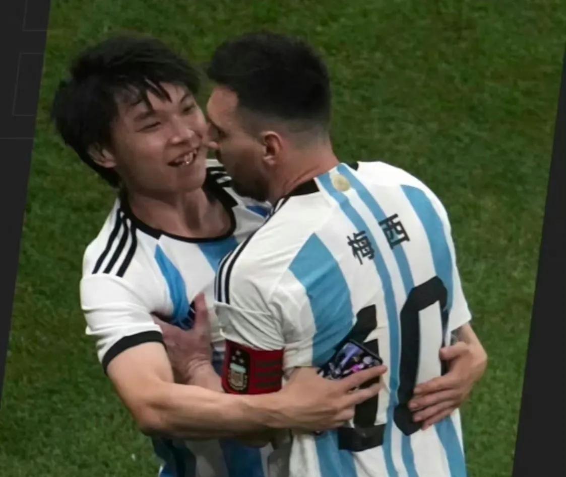 拥抱梅西的球迷发声,拥抱梅西全场观众齐喊