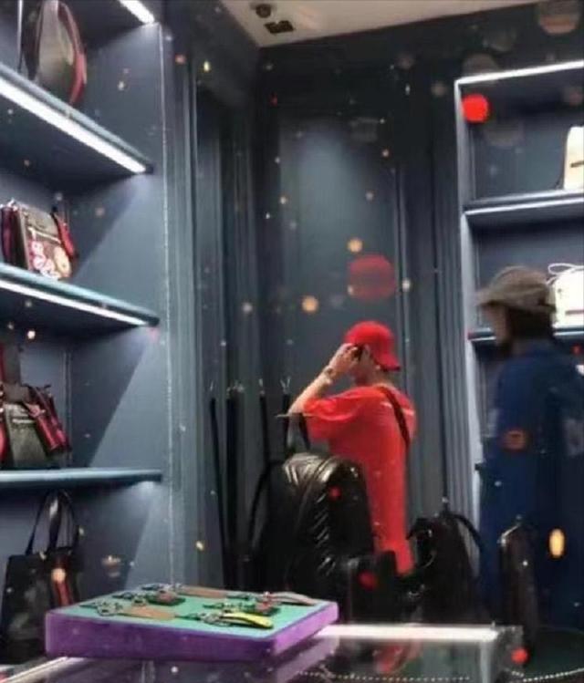 鹿晗踢球照曝光头发油腻满脸胡渣,鹿晗现状