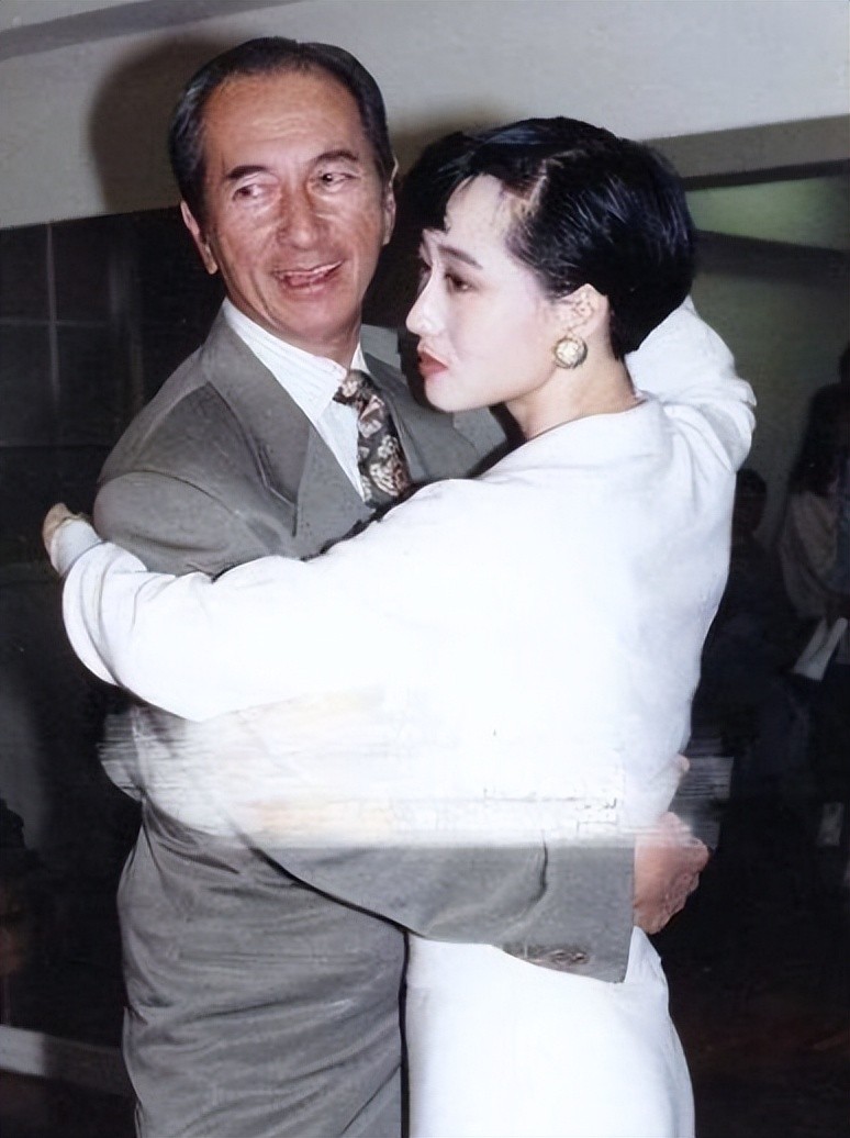 黄秋燕和李连杰有几个孩子,黄秋燕的两个女儿还认李连杰吗