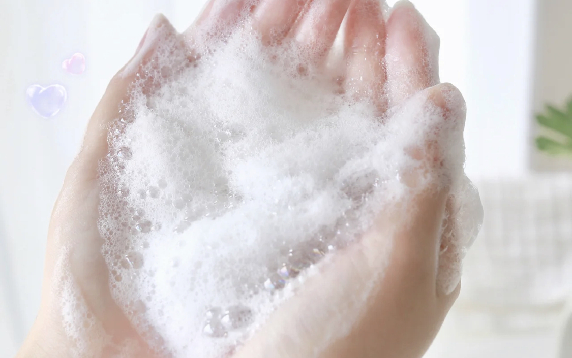 秋天身上干燥起皮屑,秋天皮肤干燥还需要做清洁吗