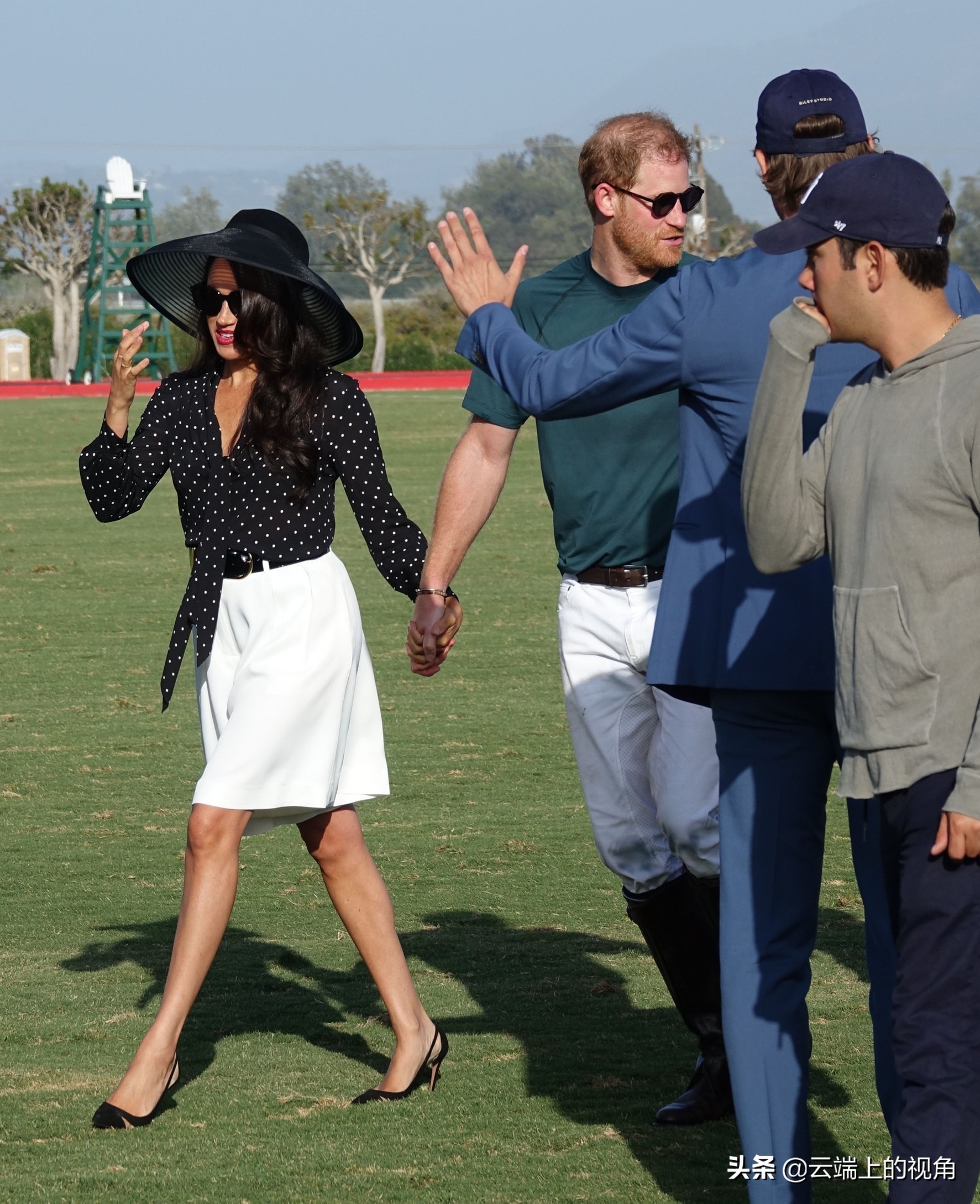 不分场合秀恩爱招人厌，网友劝哈里王子：醒醒吧，这根本不是爱情