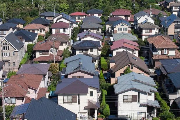 日本人穷成这样？早饭只吃蛋*粉白**、纸巾切一半用，为省电散步取暖