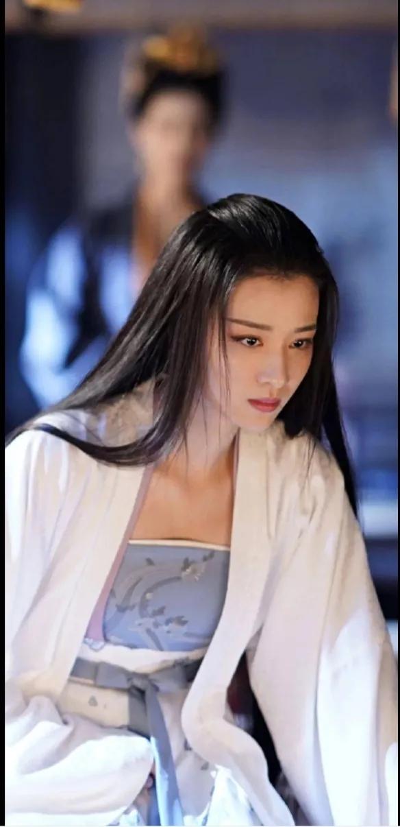 为什么王楚然跟刘亦菲长得很相像,王楚然19岁时采访状态像刘亦菲