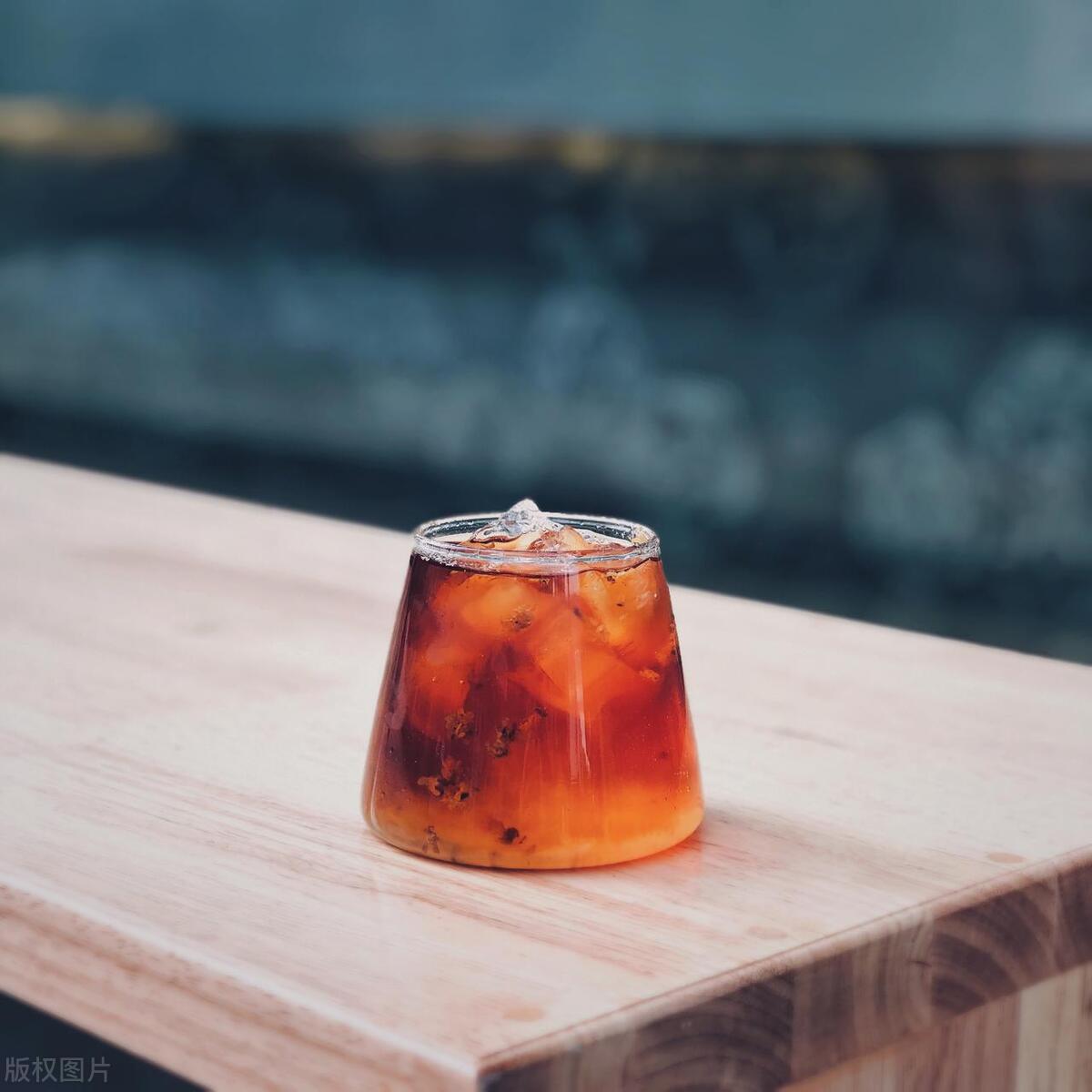 夏天一杯冷萃咖啡还是很惬意的,1分钟制作冷萃冰咖啡教程