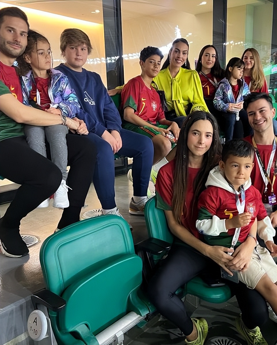 c罗未婚妻乔治娜观看球赛,c罗未婚妻参加戛纳红毯