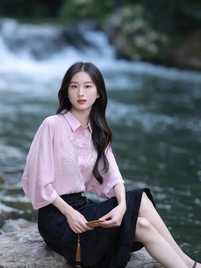 如何穿粉色才能温柔又高级,夏季穿它满满高级感