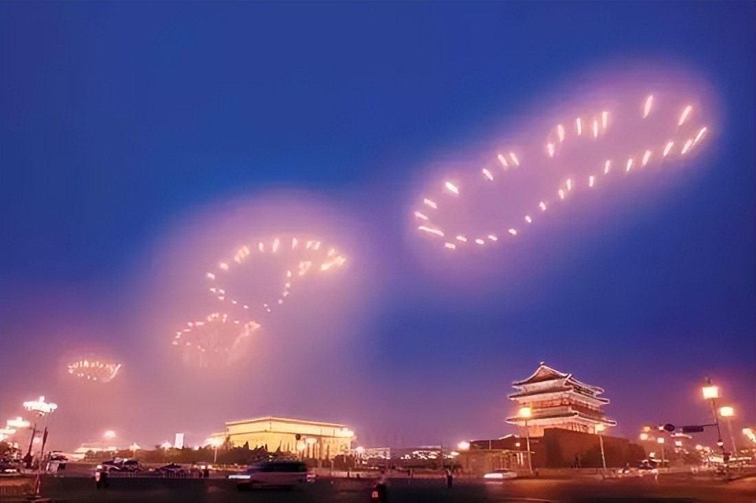 给奶奶“造”了一架天梯,靠*药火**爆炸作画,全球最会“玩火”的人