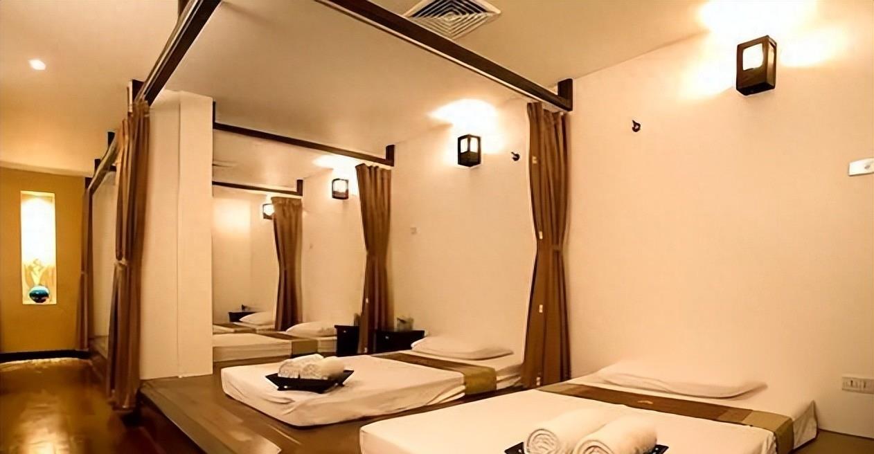 江苏一“鸭店”被警方捣毁，嫖客竟全是女富婆，最小嫖客才25岁！