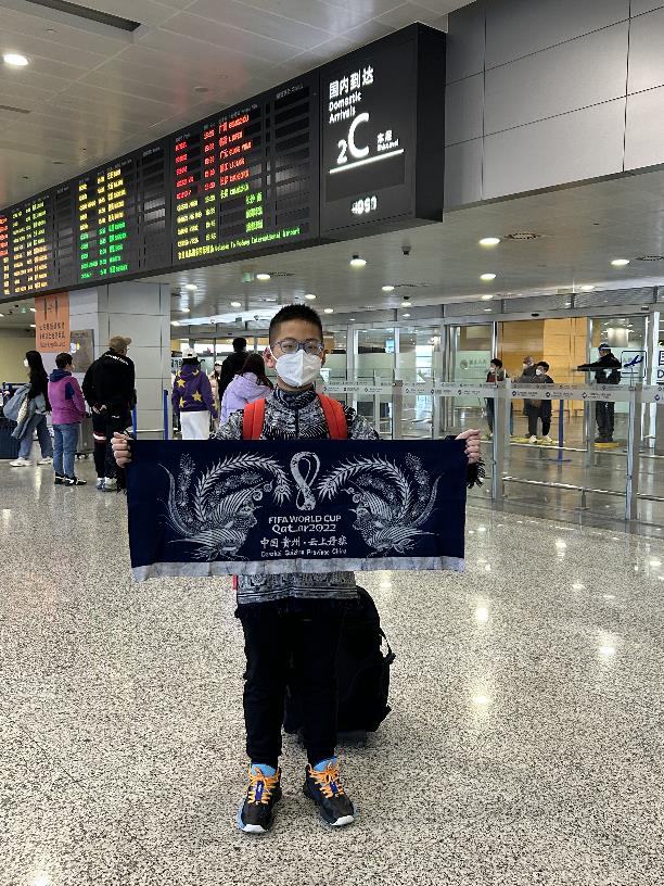 贵州12岁足球少年用一纸作文征服世界足联将现身决赛赛场担任护旗手其父亲：儿子带着苗族传统服饰去了卡塔尔