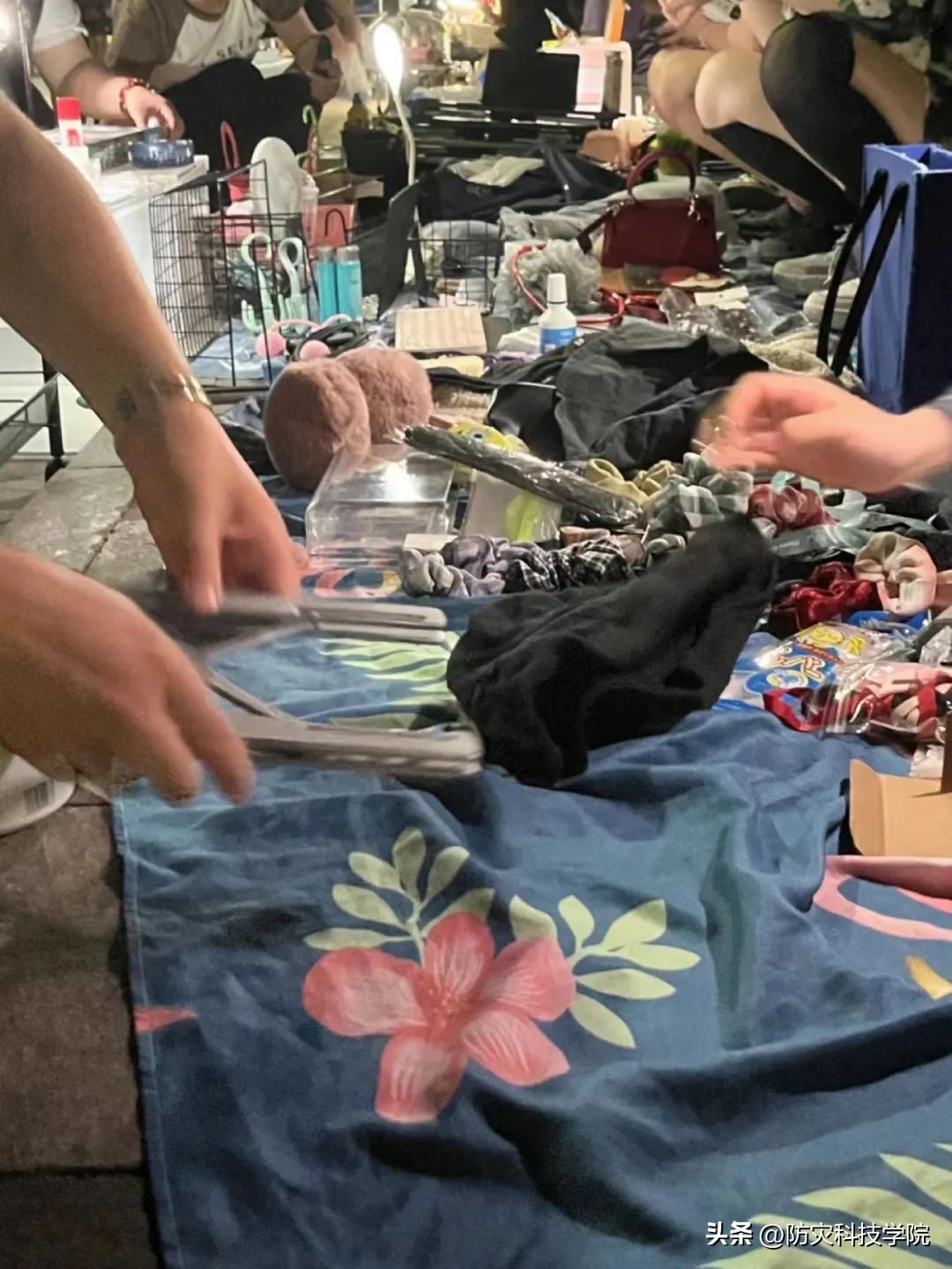 毕业季高校跳蚤市场火爆,大学毕业季活动跳蚤市场