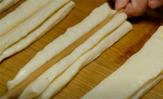 福州空心油条怎么做到蓬松酥脆,油条的家常做法酥脆松软简单好吃