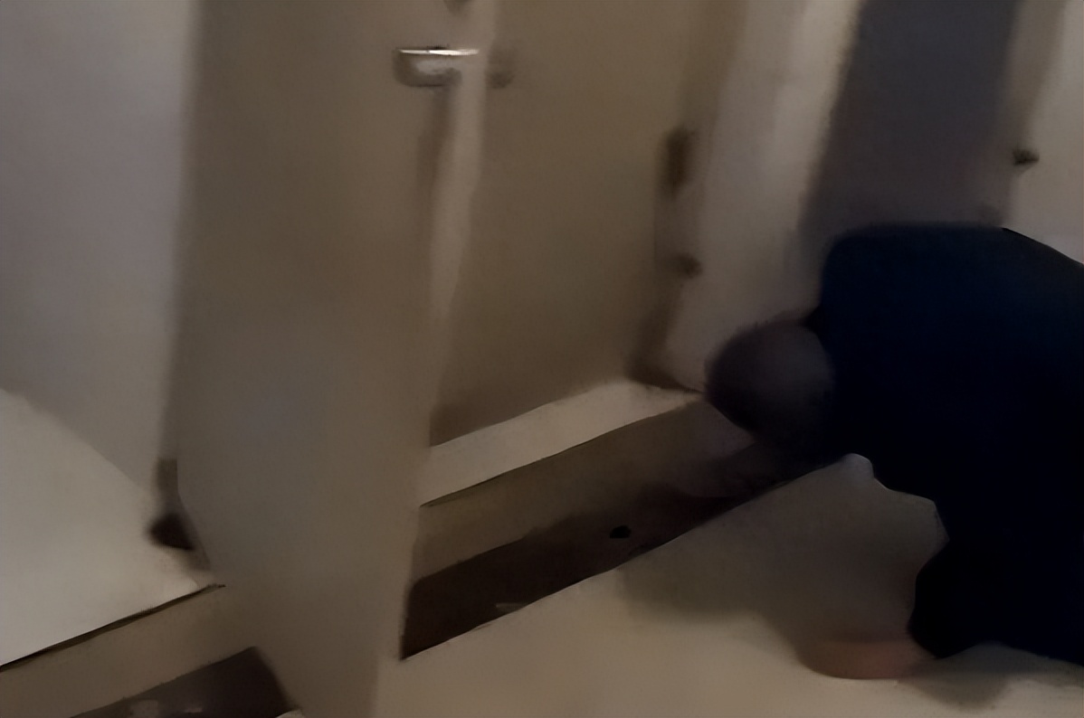 变态老头猥亵10岁女孩，被抓时拉链都没关，称：就摸了怎么样？