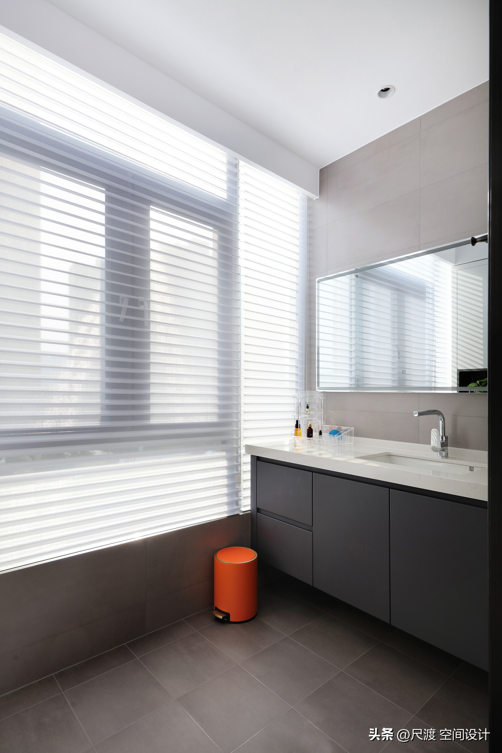 经典的黑白灰风格,高级耐看的极简黑白灰