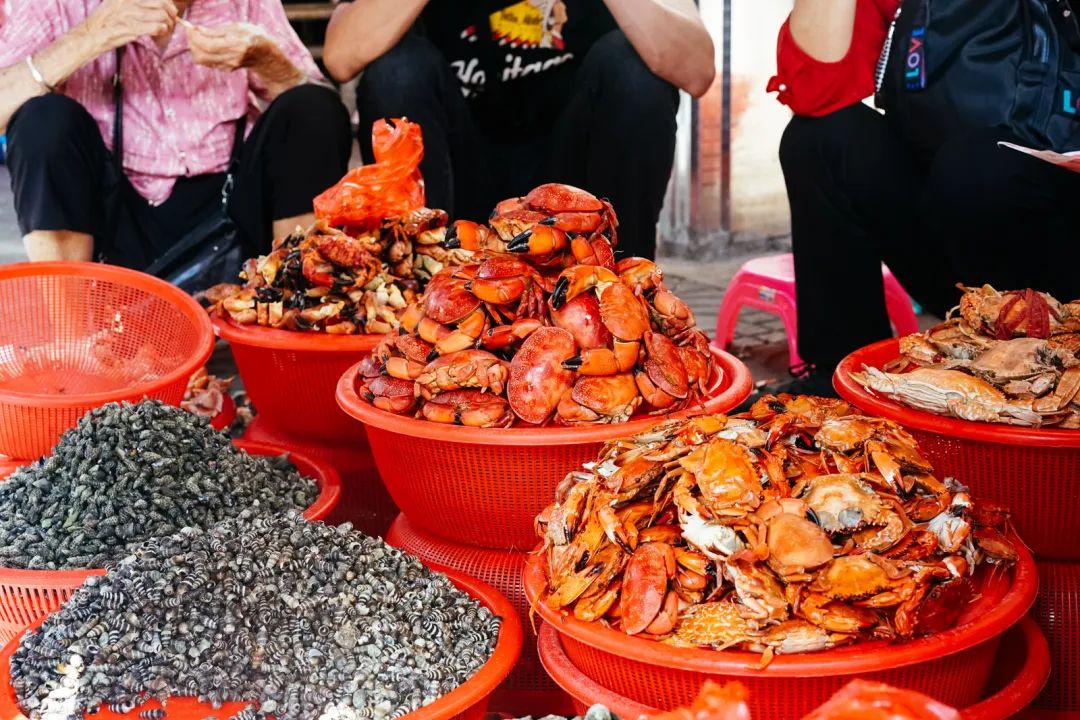 早餐烤乳猪，海鲜论盆卖？这座海岛小城舒坦得有点离谱了