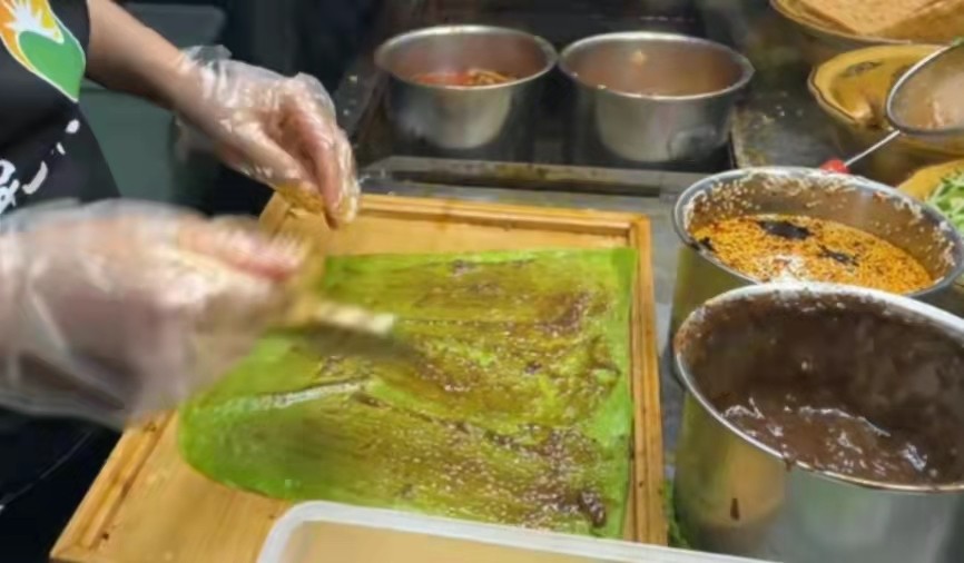 武汉90后小伙不开饭店卖煎饼,武汉90后小伙夜市卖煎饼