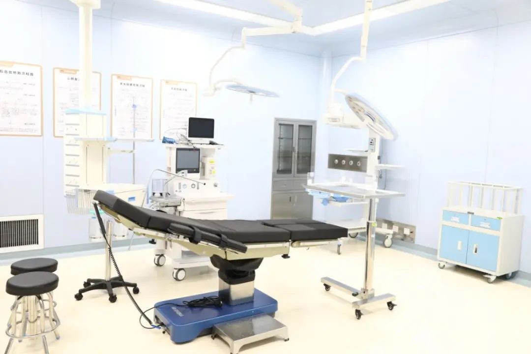 流产吧,刚怀孕不久建议药流还是人工流产