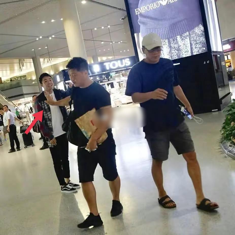 上门骚扰、扔鞋驱赶、组合拳打粉丝，连明星助理都这么嚣张了？