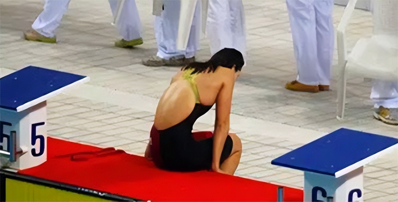 女运动员赛场上痛苦哭,女运动员痛苦哭