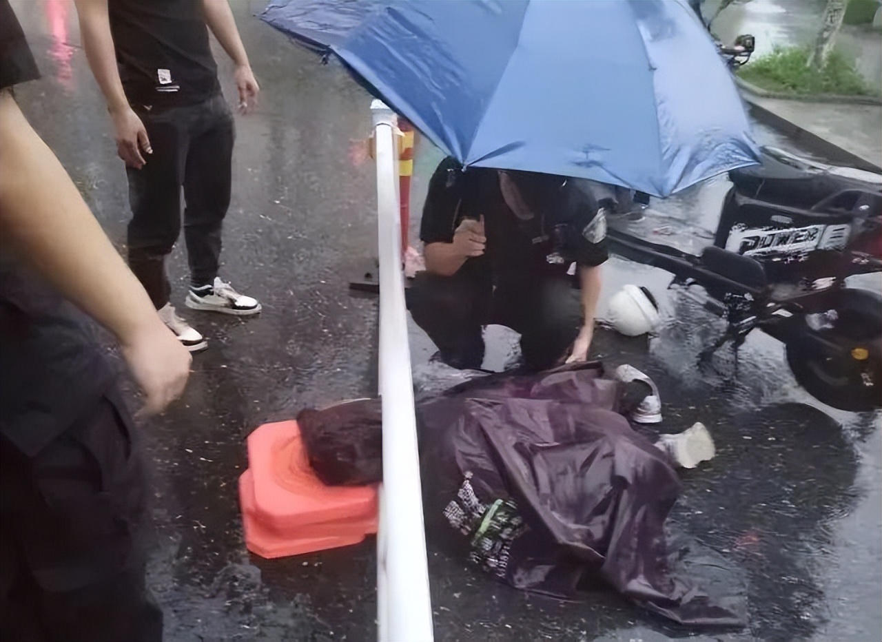 有人摔倒，扶还是不扶？雨中的杭州，一个粉衣美丽的样子！