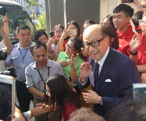 全港剧组停工！二十多位艺人感染，成龙、古天乐、刘德华带头抗疫