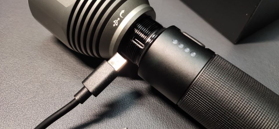 手持版探照灯，大能量长续航徒步户外可靠无忧