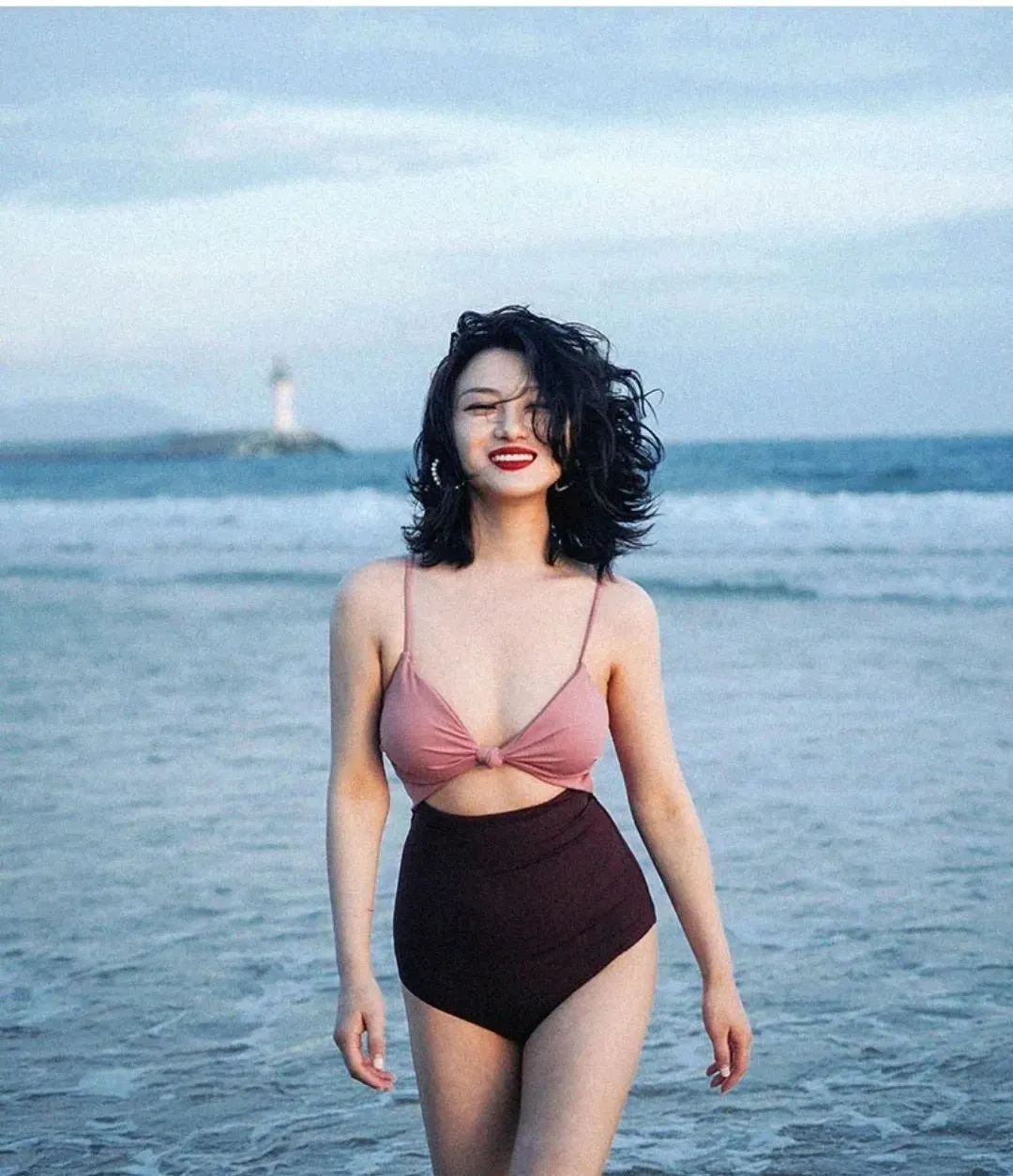 超好看的泳衣推荐,小众的连体泳衣靓丽而又优雅