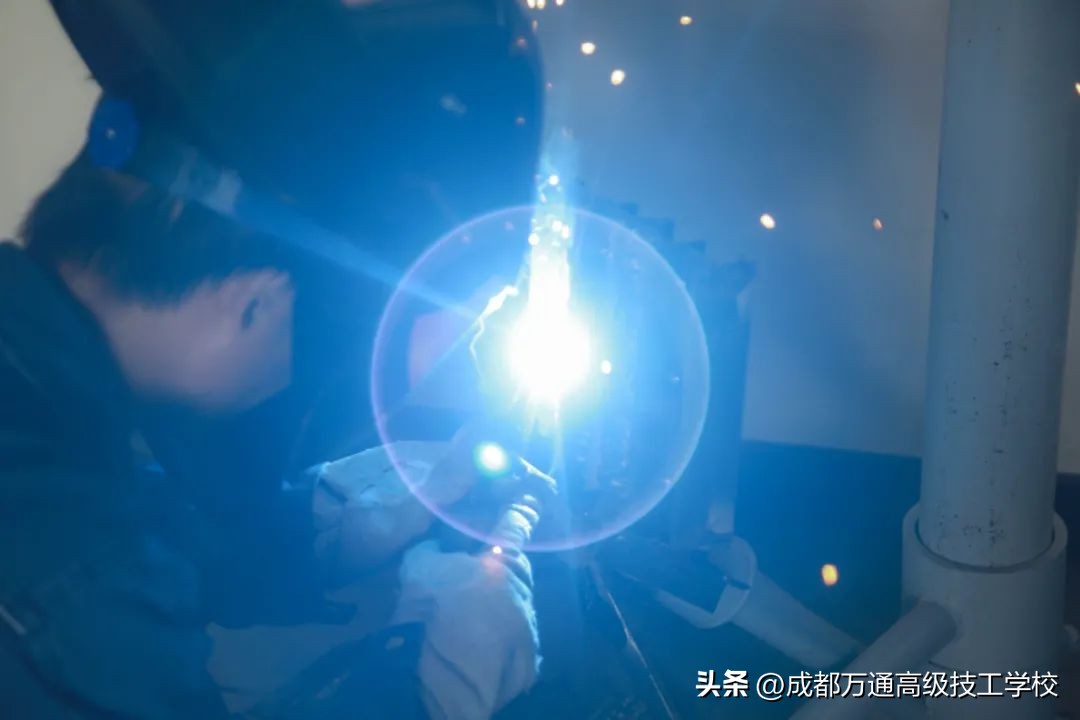 成都正规电焊短期培训学校,学电焊学费多少多长时间能拿证