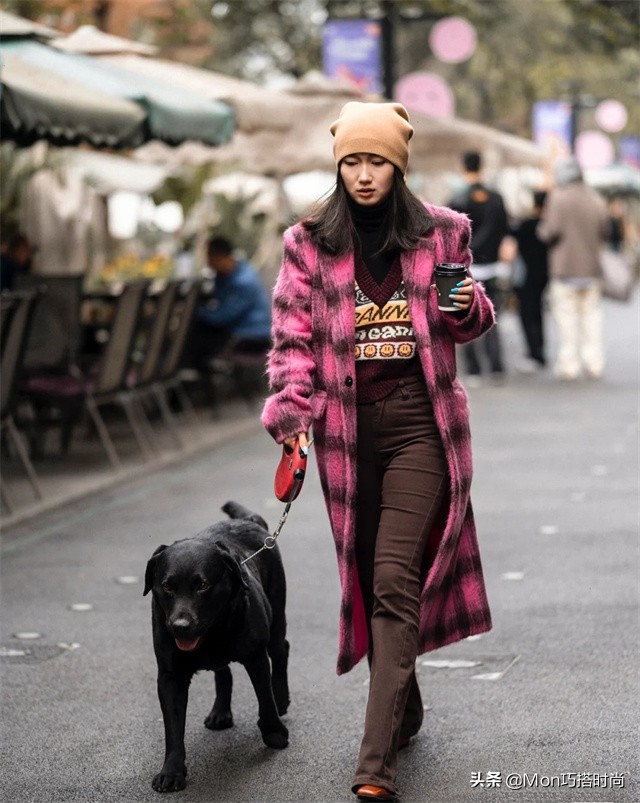 黑色贝雷帽子搭配什么颜色大衣,穿大衣适合的贝雷帽