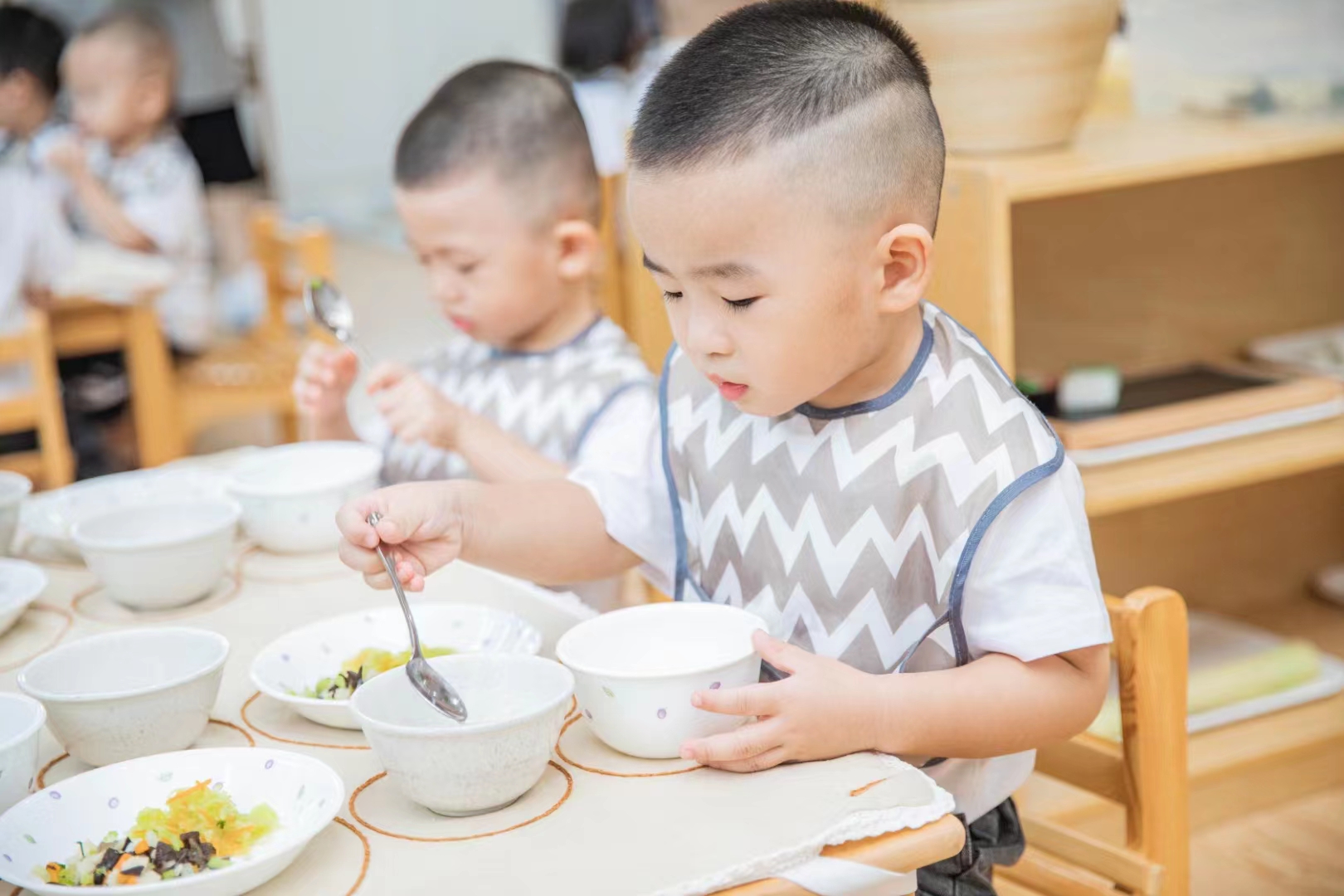 孩子在幼儿园可以自己吃饭8个优势，在家要喂饭8个原因，如何改变