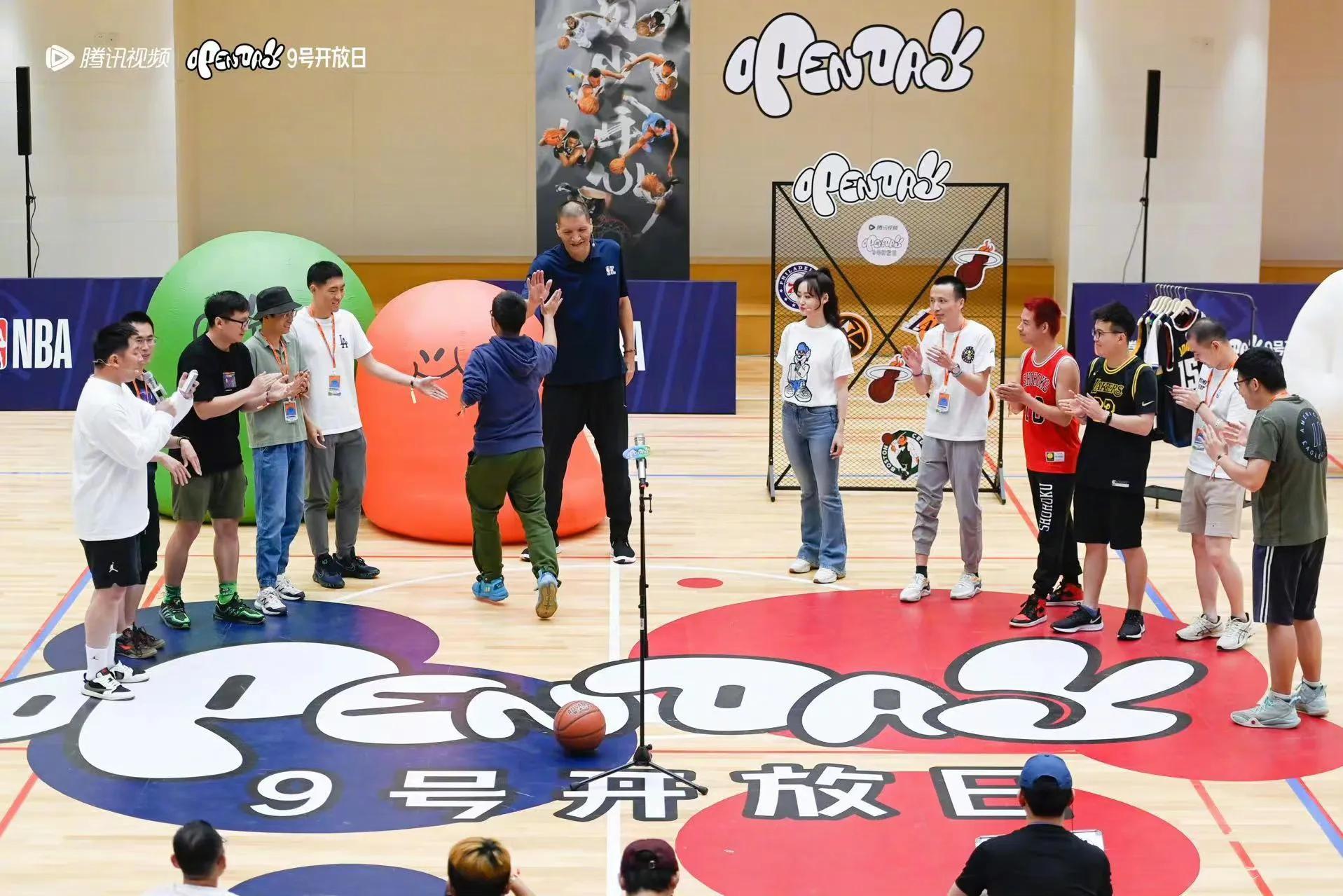 为什么说足球篮球是社会的缩影,有没有足球篮球都是职业的