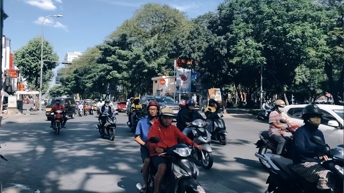 走进越南感受异国风土人情 (越南街头采访对中国的印象)