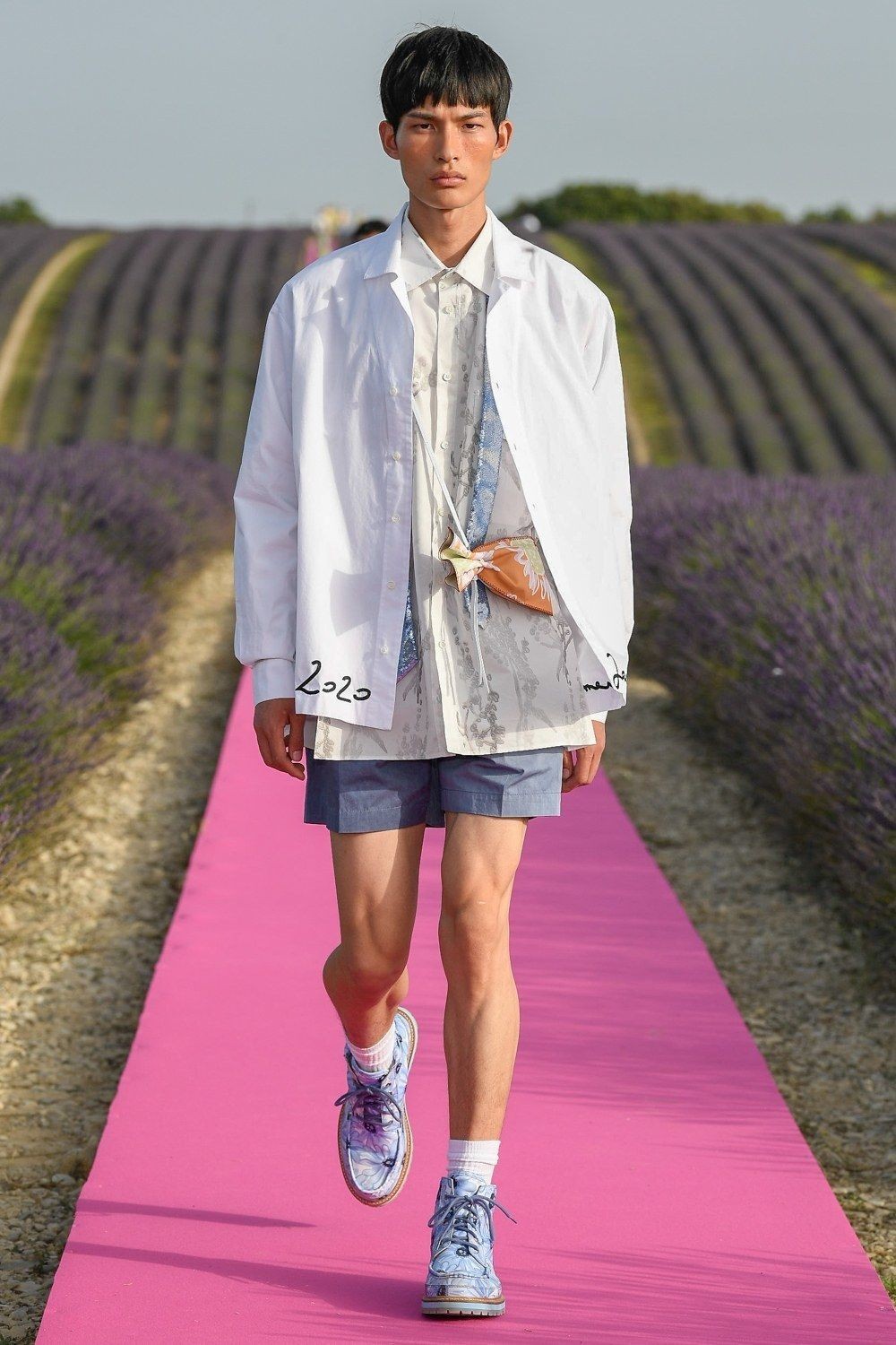 短裤搭配长款白衬衫夏天慵懒风,短袖衬衫中长款搭配什么裤子女夏