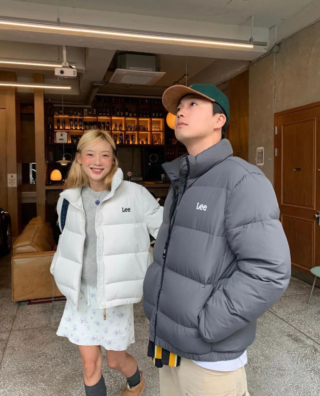 羽绒服卫衣裙搭配,今年流行穿搭羽绒服加什么靴子