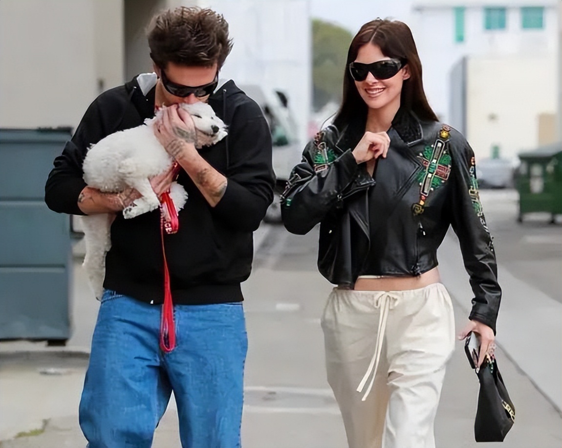 小贝长子与妮可拉十指紧扣,小贝大儿子和女朋友秀恩爱