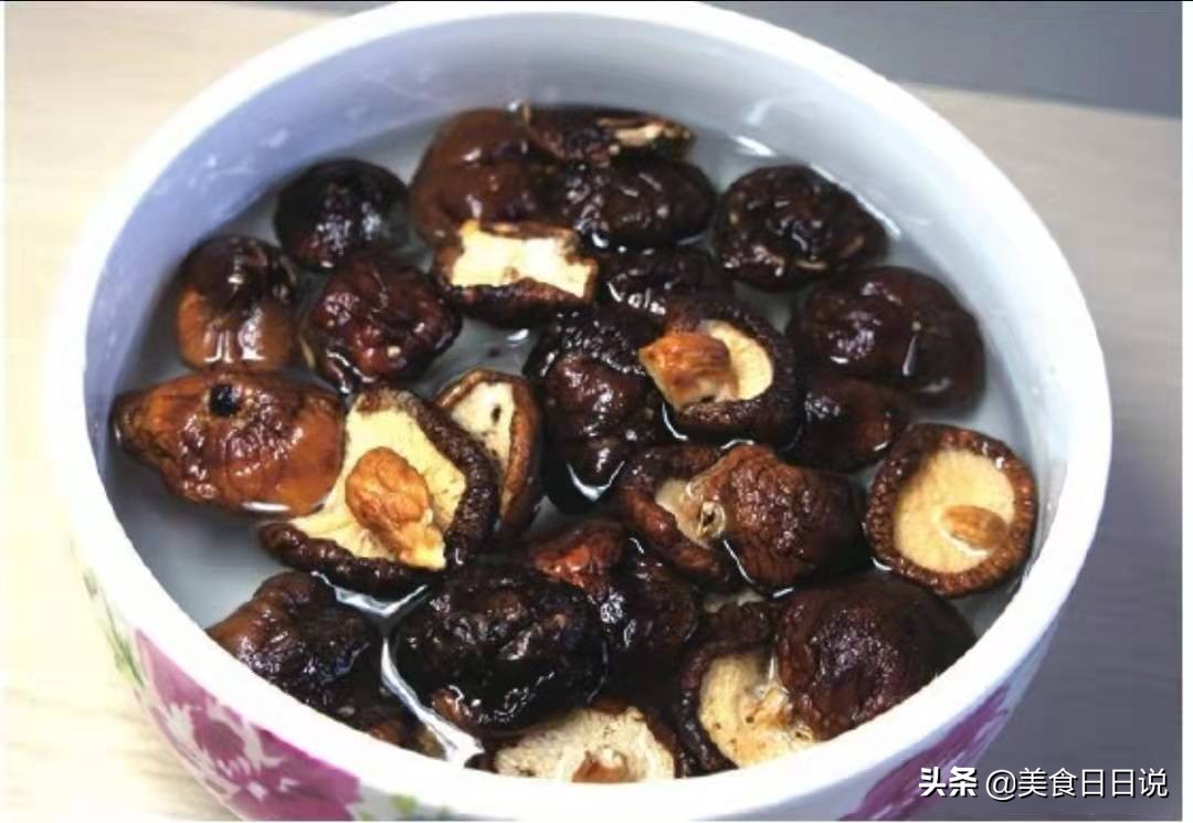 香菇的家庭烹饪方法,如何在做菜时处理香菇