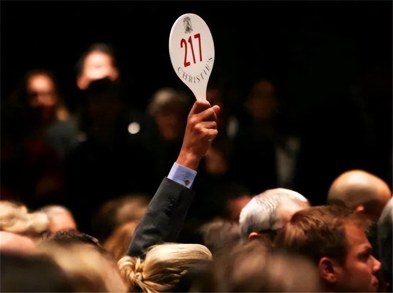 男子地摊卖破书竟卖2600万 (男子地摊卖书最后拍出天价)