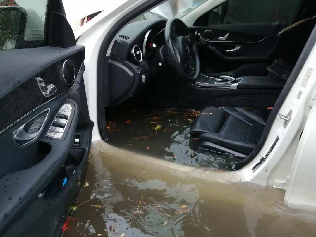 车辆泡水车,车辆车内泡水后怎么处理