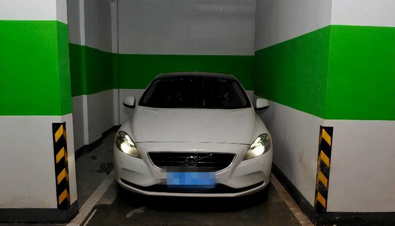 11万买了个停车位只能停半年,12万元买了车位