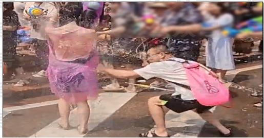 趁着泼水节公然对女生进行骚扰！向女生私密部位喷水还撕扯衣服