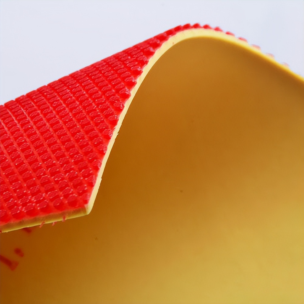 乒乓球的蝴蝶套胶有几种怎么选购,乒乓球套胶红色和黑色有什么区别